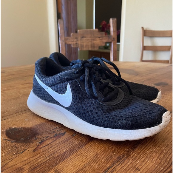 Nike Tanjun Women’s Running Shoes - Picture 1 of 10